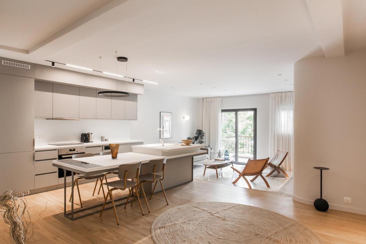 Marvelous 2Br Apartments With Balcony By Upstreet アテネ エクステリア 写真
